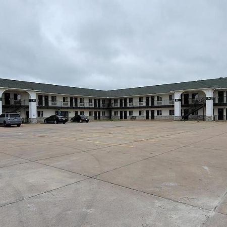 Rodeway Inn Goddard Exterior photo