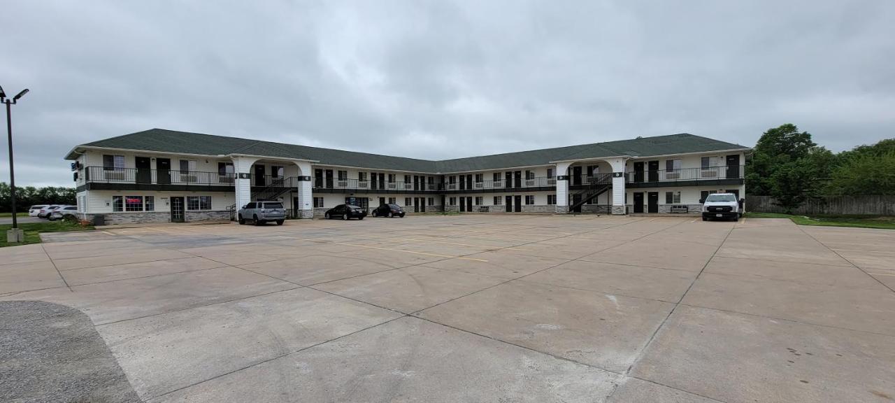 Rodeway Inn Goddard Exterior photo