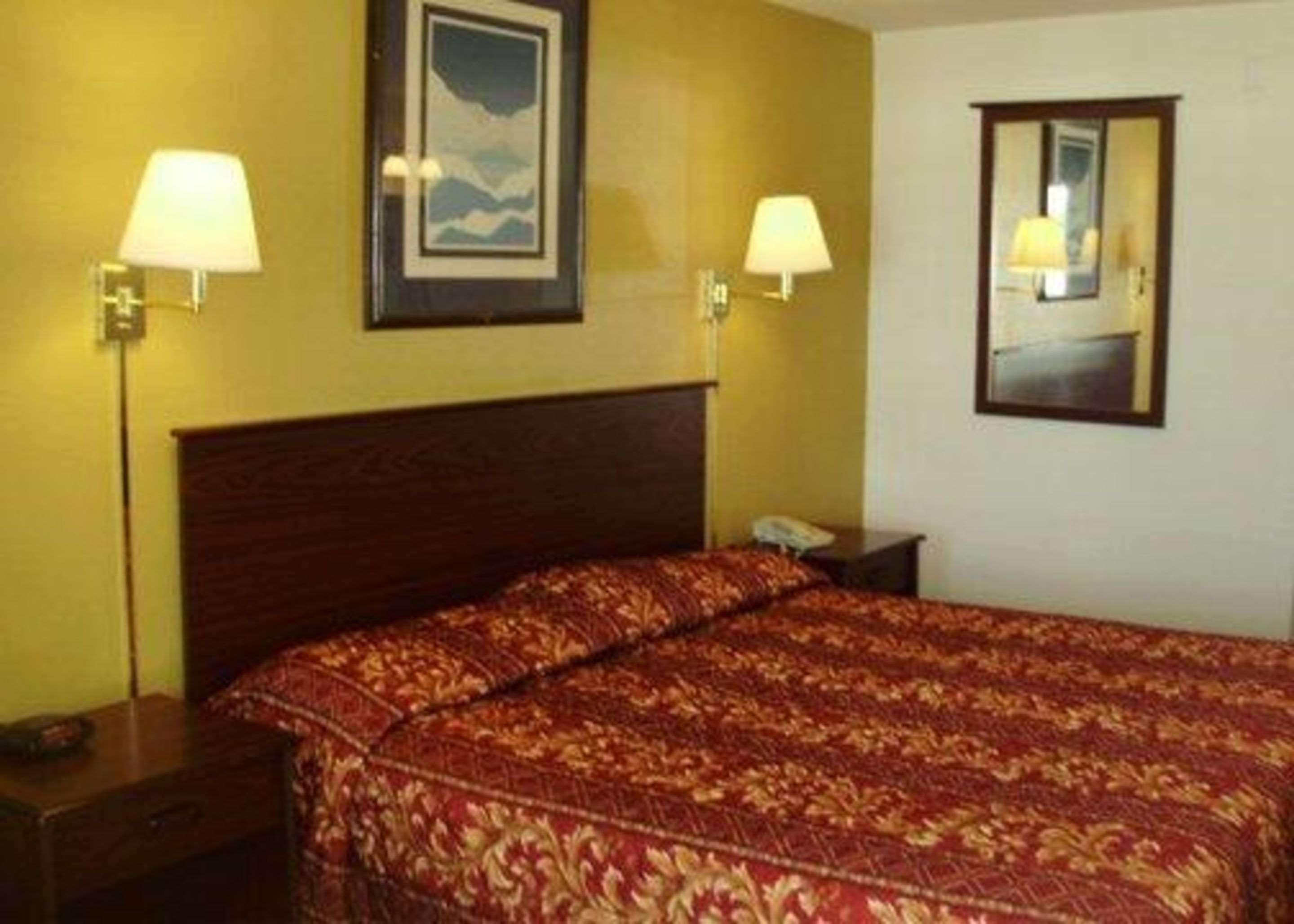 Rodeway Inn Goddard Exterior photo