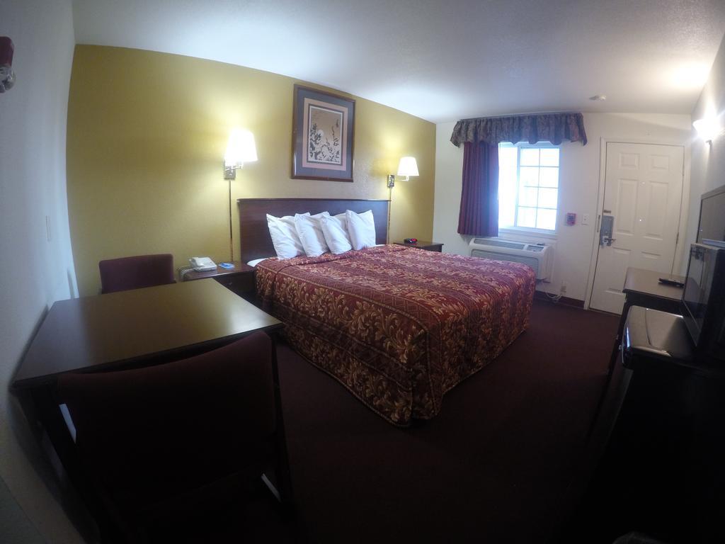 Rodeway Inn Goddard Exterior photo