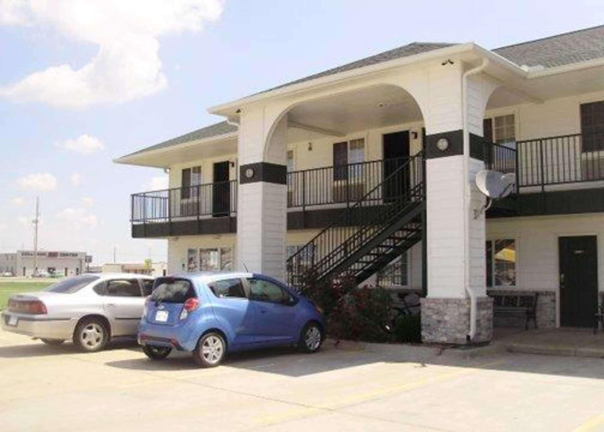 Rodeway Inn Goddard Exterior photo