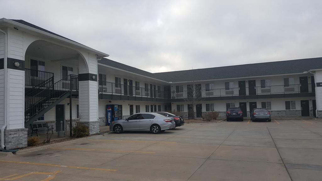 Rodeway Inn Goddard Exterior photo